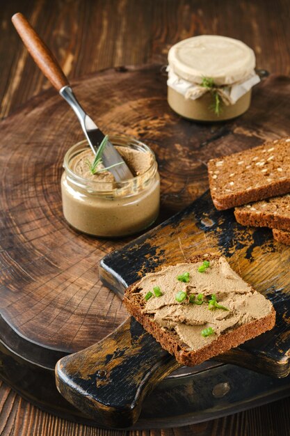 Photo snack rustique fait maison au pâté de foie de cerf sauvage