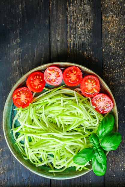 snack de salade de courgettes et de tomates