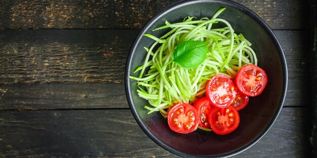 snack de salade de courgettes et de tomates