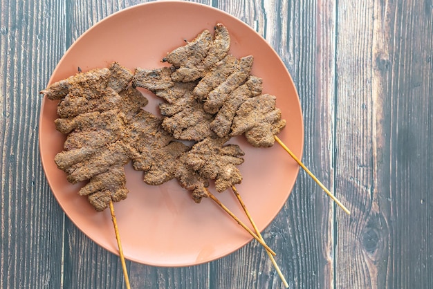 Snack Suya grillé épicé nigérian sur un bâton prêt à manger