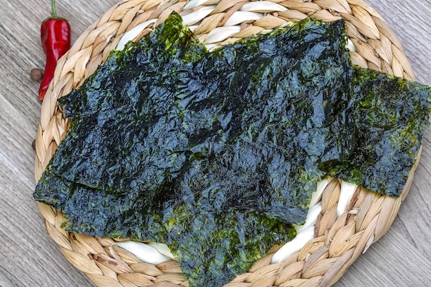 Snack traditionnel coréen feuilles d'algues Nori sur fond de bois