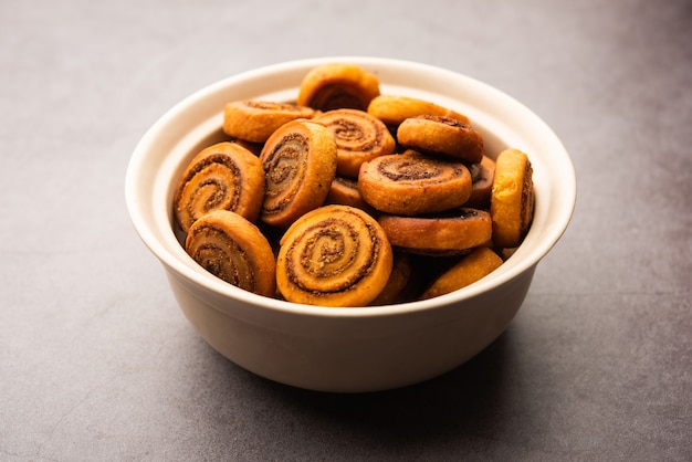 Snack traditionnel indien savoureux Bhakarwadi également connu sous le nom de Bakarwadi, Bakarvadi, BhakarVadi ou Bakar Wadi. Servi dans une assiette ou un bol