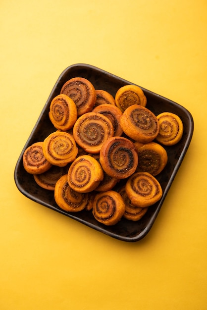 Snack traditionnel indien savoureux Bhakarwadi également connu sous le nom de Bakarwadi, Bakarvadi, BhakarVadi ou Bakar Wadi. Servi dans une assiette ou un bol