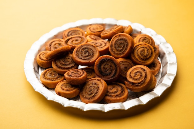 Snack traditionnel indien savoureux Bhakarwadi également connu sous le nom de Bakarwadi, Bakarvadi, BhakarVadi ou Bakar Wadi. Servi dans une assiette ou un bol