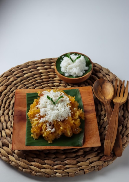 Snack traditionnel indonésien Sawut à base de sucre de palme de manioc râpé cuit à la vapeur et de noix de coco râpée