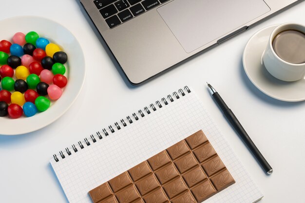 Snacking au travail, avoir un concept de morsure. Ordinateur portable, bonbons