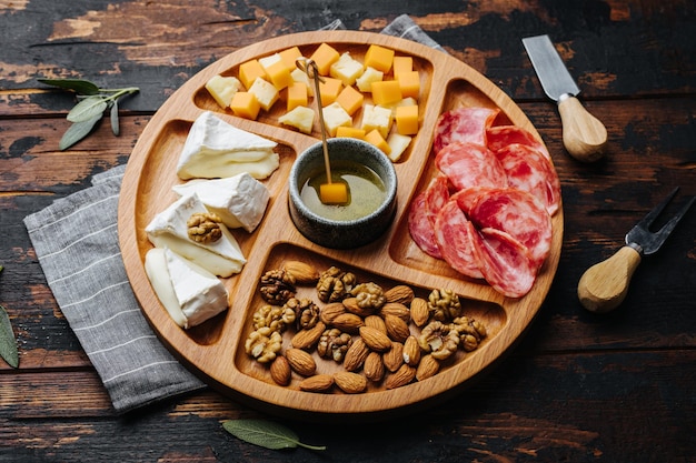 Snacks au vin fromages assortis sur une planche en bois