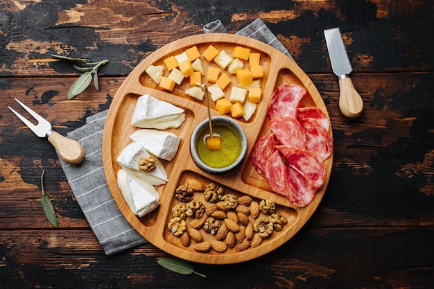 Photo snacks au vin fromages assortis sur une planche en bois