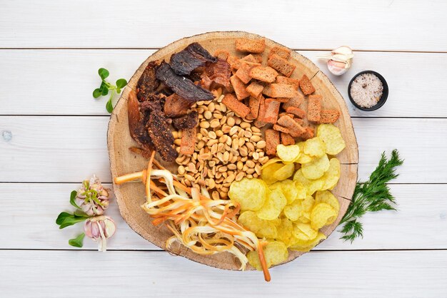 Snacks à la bière Chips noix salées viande de poisson séchée Sur le vieux fond espace de copie gratuit