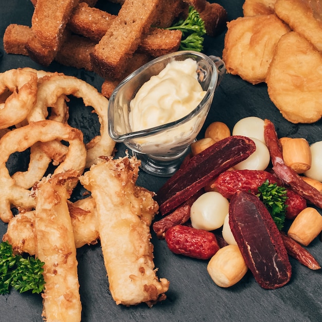 Snacks à la bière avec saucisse, fromage, chapelure et panés