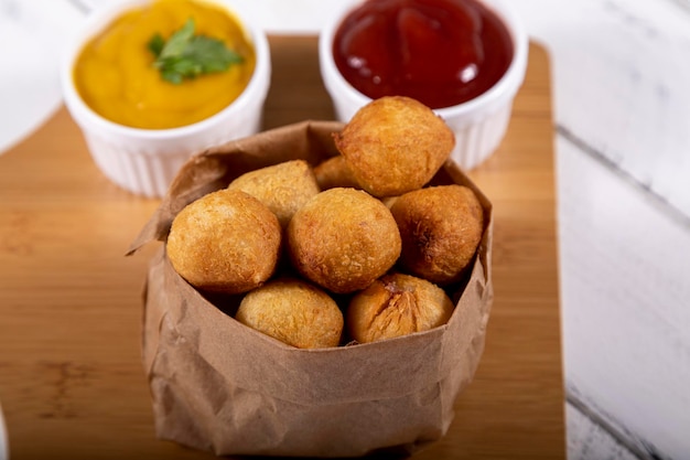 Snacks brésiliens boules frites farcies