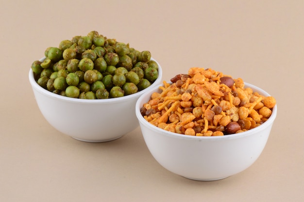 Snacks indiens: Mélange et pois verts frits épicés