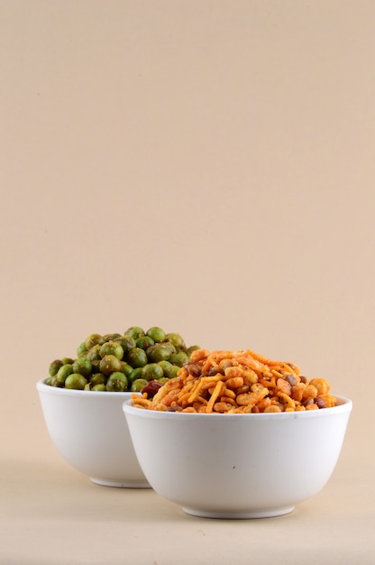 Photo snacks indiens: mélange et pois verts frits épicés