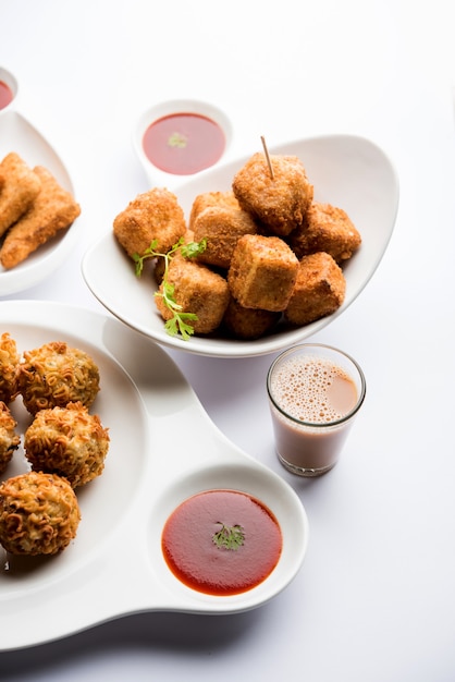 Snacks indiens Triangles de pommes de terre croustillantes, Paneer Lollipop et nouilles pakoda en groupe