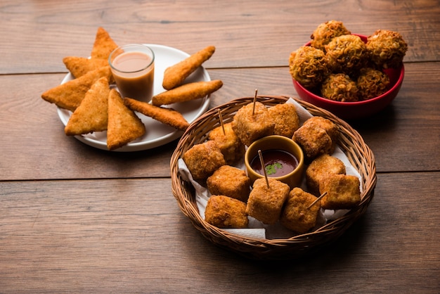 Snacks indiens Triangles de pommes de terre croustillantes, Paneer Lollipop et nouilles pakoda en groupe