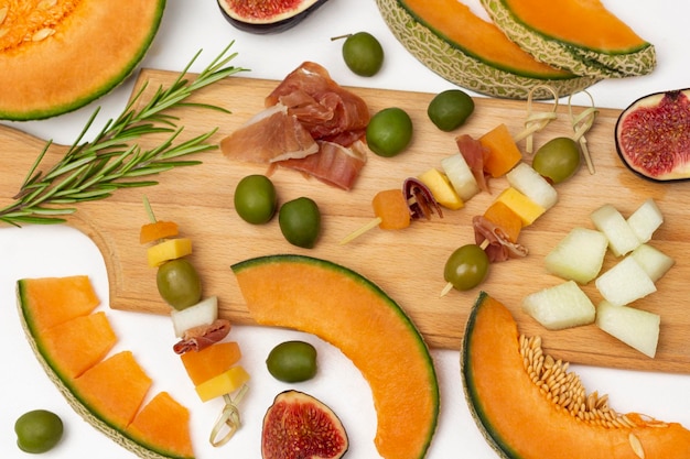 Snacks pour l'apéritif Tranches de melon figues olives fromage et figues à bord