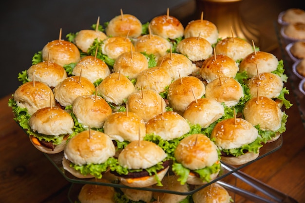 Snacks pour événements plats délicieux pour événements mini snacks hamburgers