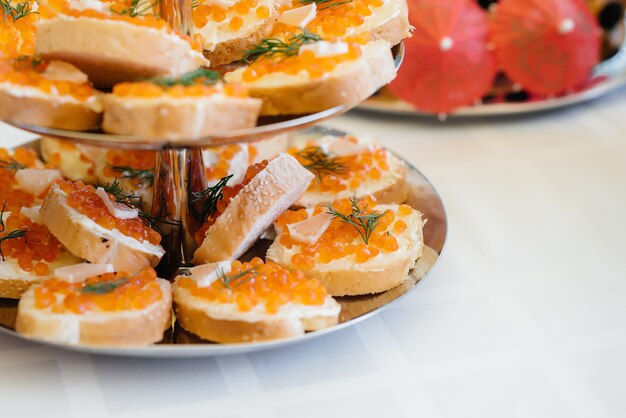 Photo snacks pour la table de fête, sandwichs au caviar.