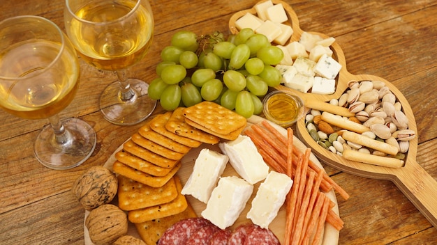 Snacks pour le vin Assiette de fromage et de viande Saucisses fromage noix raisins craquelins