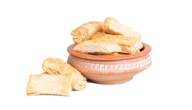 Snacks salés indiens de pâte feuilletée de Khari Kharee servis avec du thé chaud indien