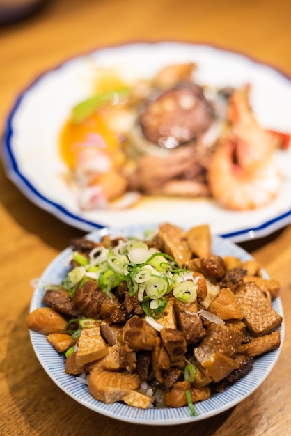 Snacks taïwanais de porc aux fruits de mer chinois sur riz sur table