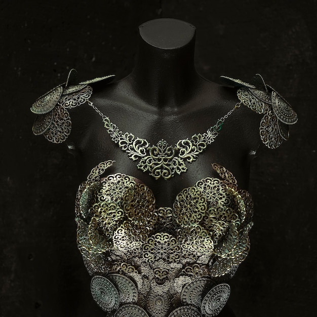 Snake Medusa, créature de la mythologie grecque. pièces faites à la main avec des orfèvres et des métaux comme l'or et le cuivre. porte un casque de serpents verts et or