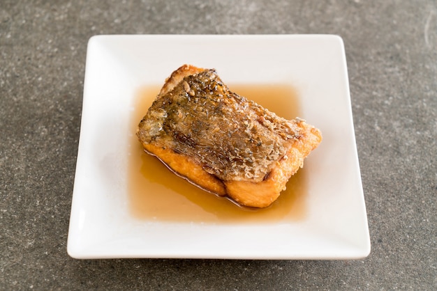 Snapper de poisson frit avec sauce de poisson