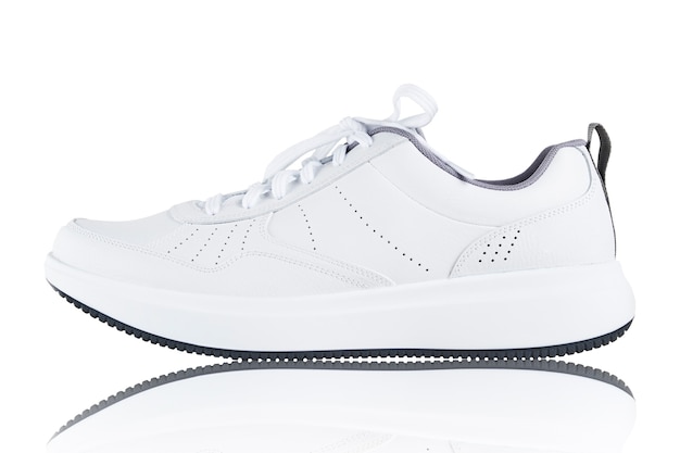 Sneaker isolé sur fond blanc nouvelle chaussure de sport sans marque