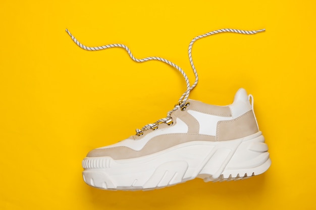 Sneaker à la mode avec plate-forme à semelles hautes sur jaune