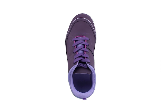 Sneaker violet sur une semelle blanche Chaussures de sport sur fond blanc