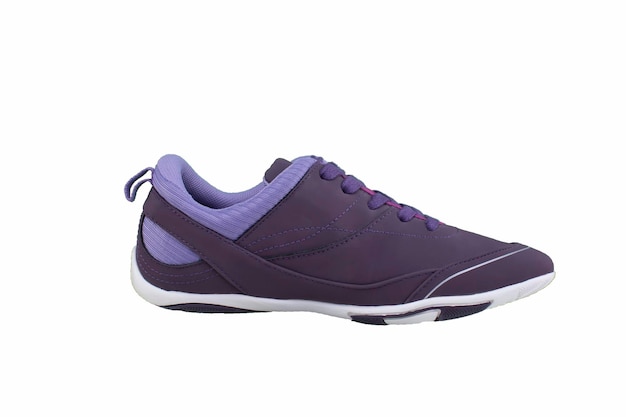 Sneaker violet sur une semelle blanche Chaussures de sport sur fond blanc