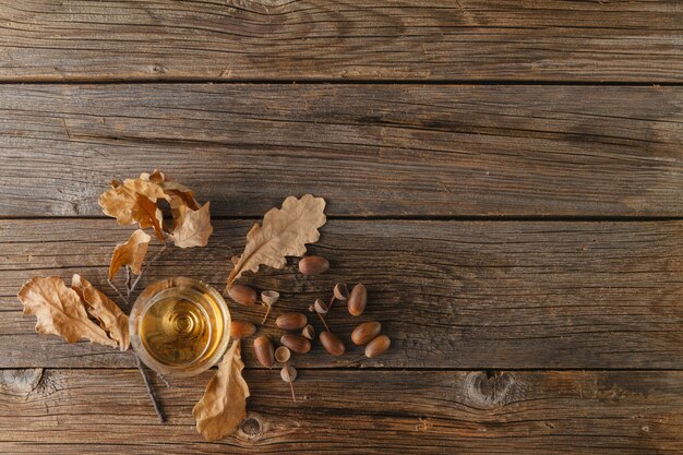 Snifter de brandy et de feuilles de chêne séchées »