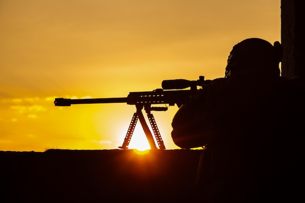 Un sniper de l&#39;armée cherche l&#39;ennemi