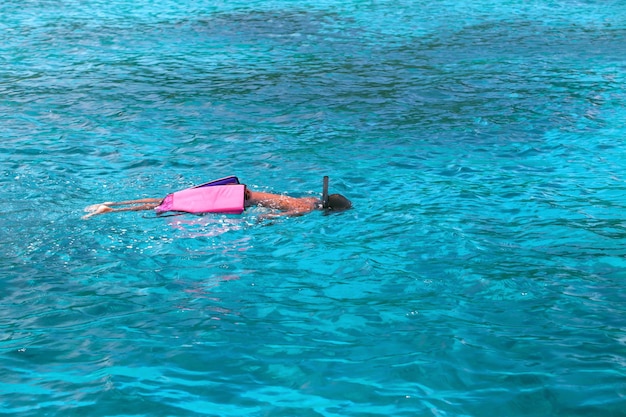 Snorkeling sur un récif de corail.