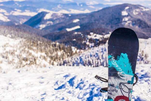 Snowboard Burton devant les pentes enneigées de la station de ski de Dragobrat dans les Carpates en Ukraine