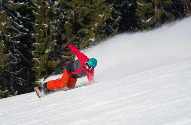 Snowboard freerider professionnel dans les montagnes d'hiver.