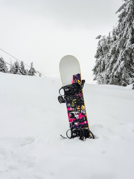 Le snowboard sort de la neige