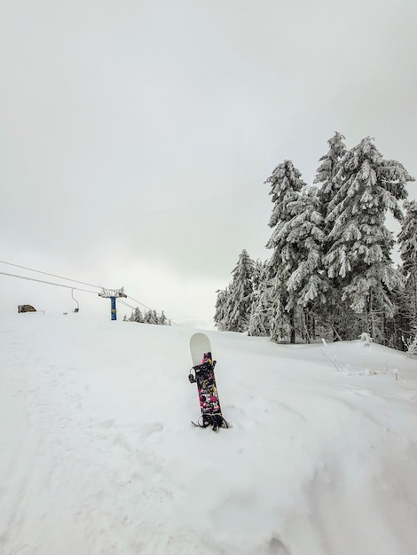 Le snowboard sort de la station de ski de neige