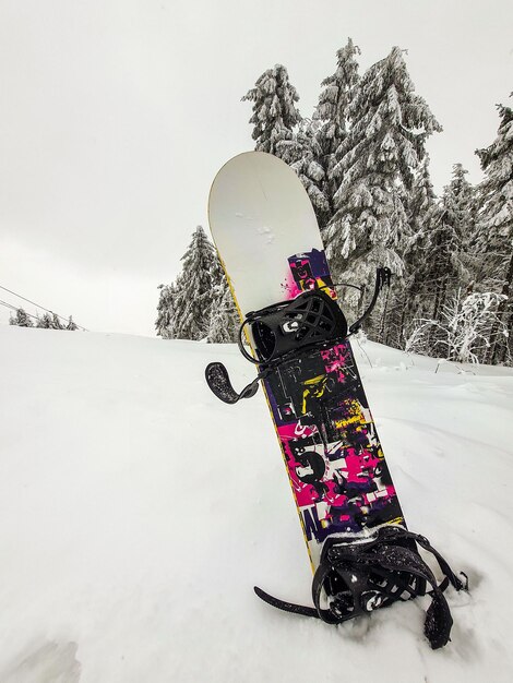 Le snowboard sort de la station de ski de neige