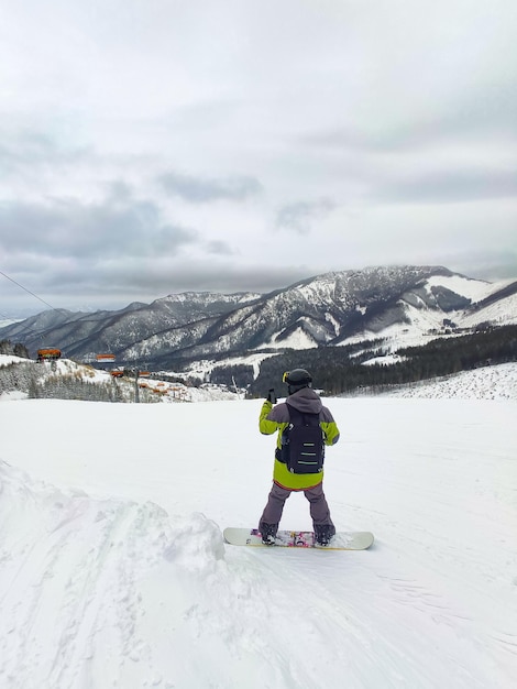 Snowboarder au paysage de montagnes de pistes de ski sur fond