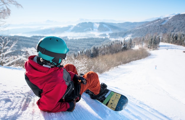 Snowboarder au sommet de la montagne