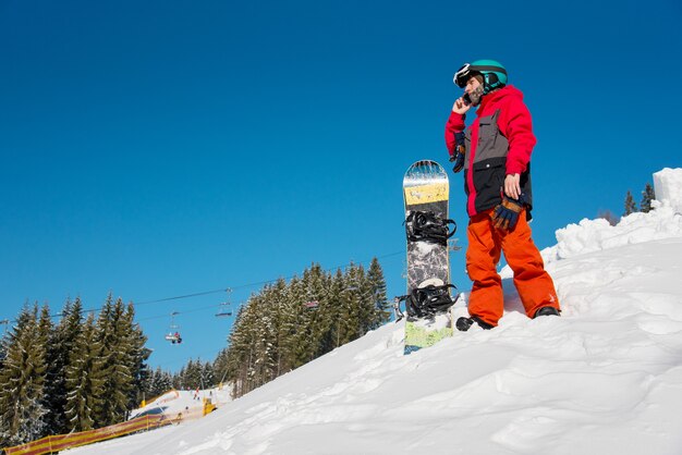 Snowboarder au sommet de la montagne