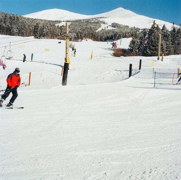 Photo le snowboarder fait un saut sur la pente de vitesse