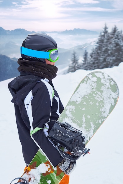 Snowboarder femelle sur la montagne avec de la neige