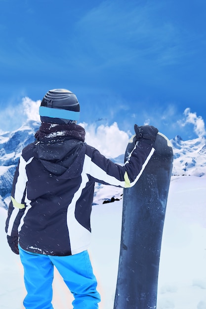 Snowboarder femelle sur la montagne avec de la neige