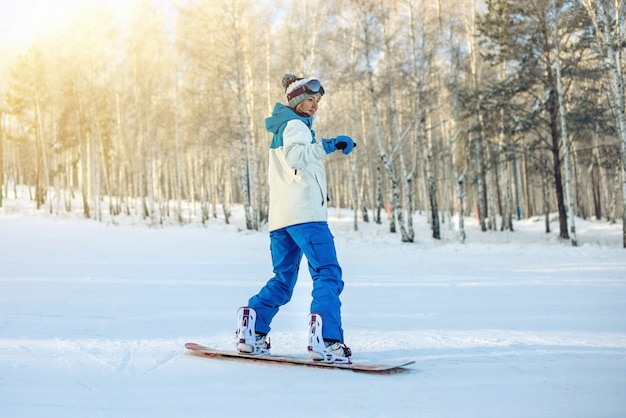 Snowboarder femme, snowboard, bas, les, montagne