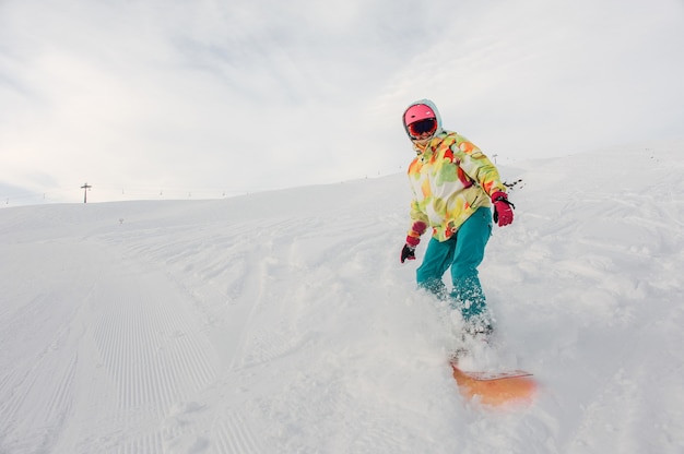 Petite Fille En Costume De Ski Bleu Et Jaune Ski En Descente Activité  Récréative De Sports D'hiver