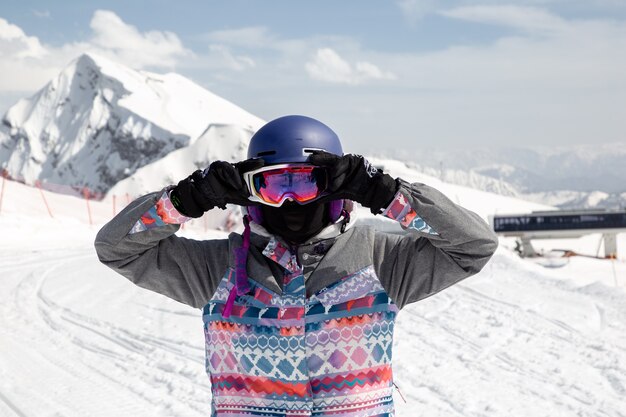 Snowboarder fille redresse ses lunettes