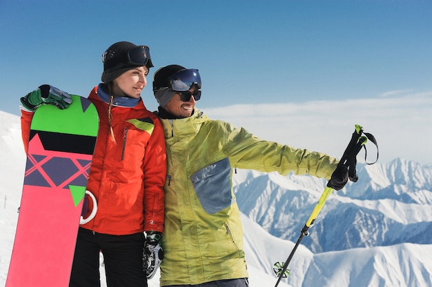 Snowboarder Fille Et Skieur Enjoing Le Paysage De Neige Des Montagnes à Gudauri, Géorgie