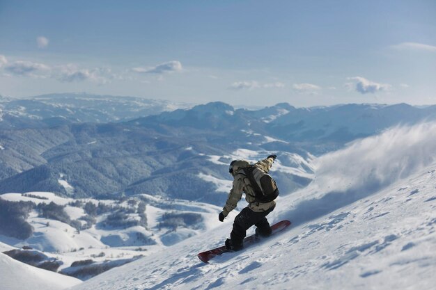 un snowboarder freestyle saute et monte